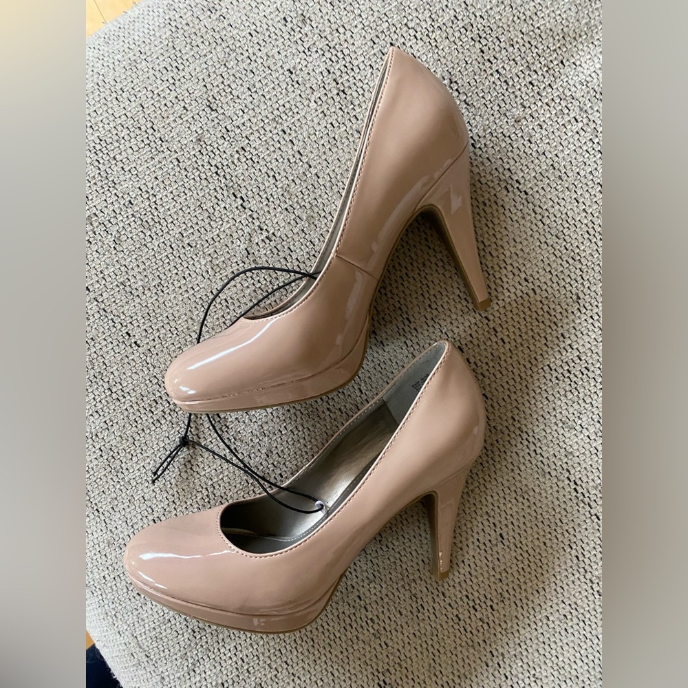 New never worn nude heels 👠 Size 8.5